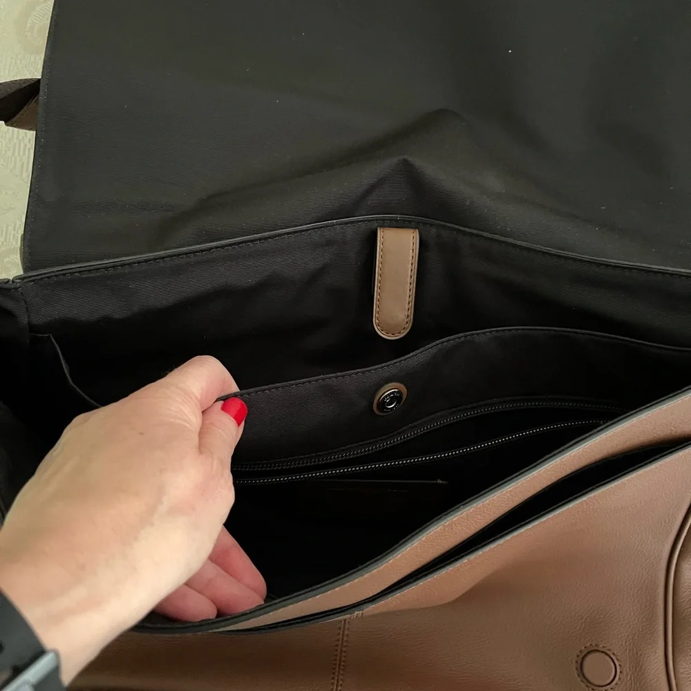 Houston Messenger leather briefcase with a large flap and a magnetic closure-NWT